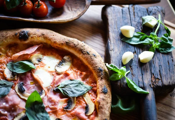 Смачна Піца Свіжими Інгредієнтами — стокове фото
