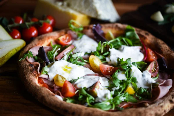Leckere Italienische Pizza Mit Frischen Zutaten — Stockfoto