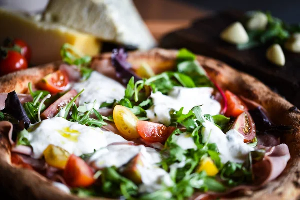 Leckere Italienische Pizza Mit Frischen Zutaten — Stockfoto