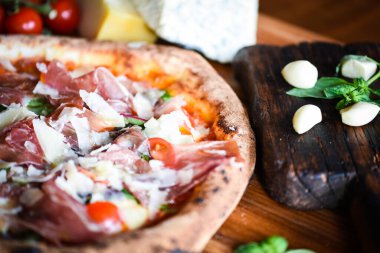 Taze malzemeli lezzetli İtalyan pizzası.