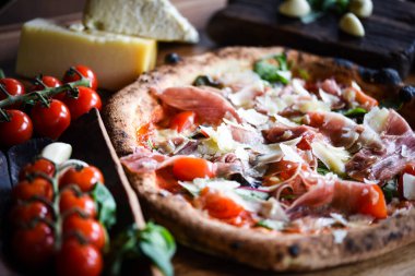 Taze malzemeli lezzetli İtalyan pizzası.