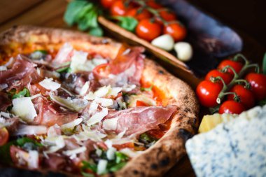 Taze malzemeli lezzetli İtalyan pizzası.