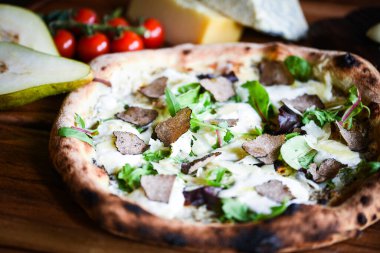 Taze malzemeli lezzetli İtalyan pizzası.