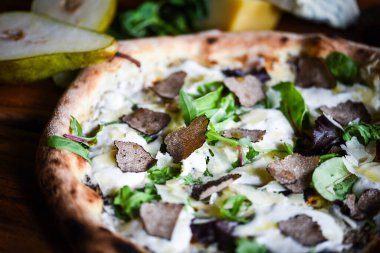 Taze malzemeli lezzetli İtalyan pizzası.