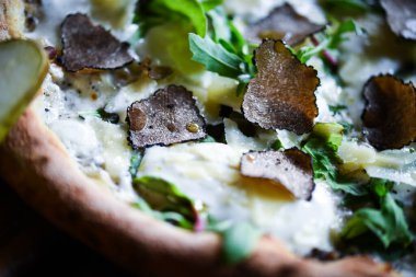 Taze malzemeli lezzetli İtalyan pizzası.