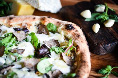 Taze malzemeli lezzetli İtalyan pizzası.