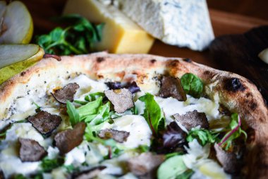 Taze malzemeli lezzetli İtalyan pizzası.