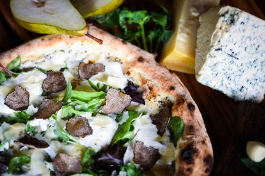 Taze malzemeli lezzetli İtalyan pizzası.