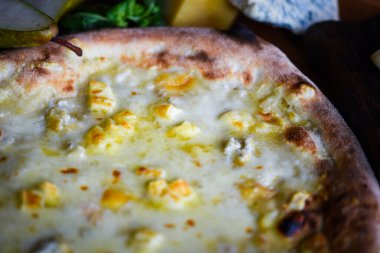 Taze malzemeli lezzetli İtalyan pizzası.