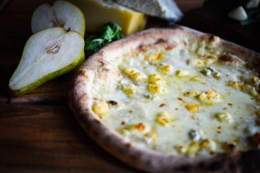 Taze malzemeli lezzetli İtalyan pizzası.