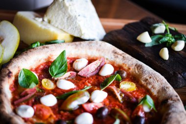 Taze malzemeli lezzetli İtalyan pizzası.