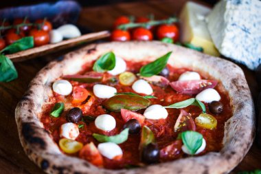 Taze malzemeli lezzetli İtalyan pizzası.
