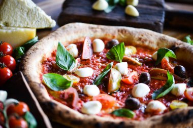 Taze malzemeli lezzetli İtalyan pizzası.