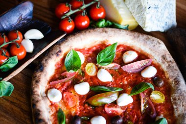 Taze malzemeli lezzetli İtalyan pizzası.