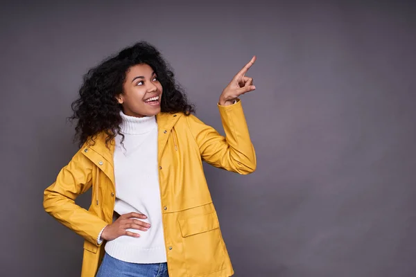 Horizontální Záběr Měla Ráda Černoška Afro Účesem Ukazujícím Levou Rukou — Stock fotografie