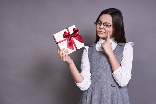 Bonito Engraçado Emocional Cabelos Compridos Menina Morena Com Óculos Prende — Fotografia de Stock