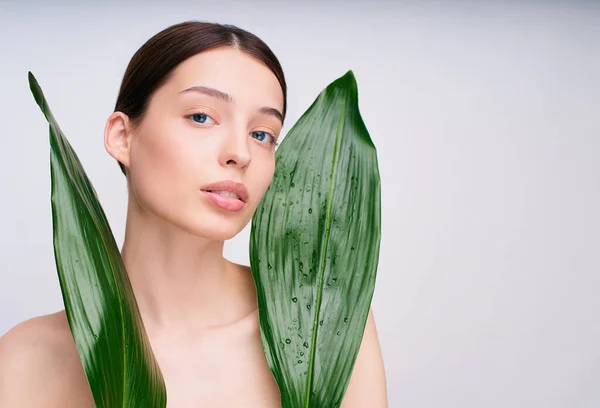 Menina Olhos Azuis Bonita Com Maquiagem Natural Cabelo Castanho Mantém — Fotografia de Stock