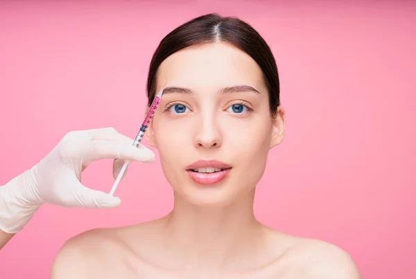 Νεαρή Καυκάσιος Γυναίκα Παίρνει Botox Καλλυντική Ένεση Κοντά Στα Μάτια — Φωτογραφία Αρχείου