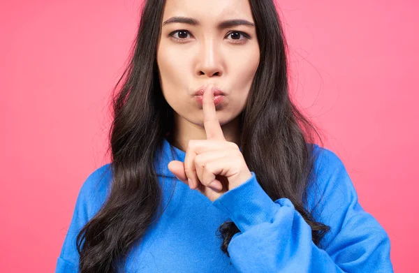 Ernsthafte Geheimnisvolle Brünette Asiatische Frau Drückt Zeigefinger Lippen Macht Stille — Stockfoto