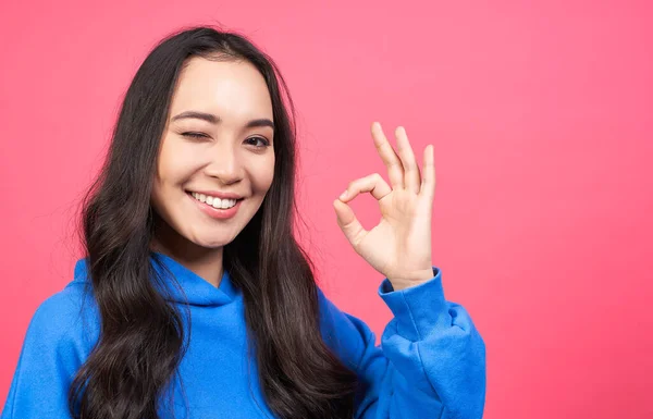 Foto Der Fröhlichen Jungen Frau Blinzelt Mit Den Augen Macht — Stockfoto