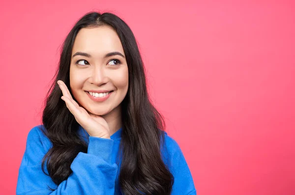 Das Leben Genießen Angenehm Aussehende Fröhliche Asiatin Schaut Zur Seite — Stockfoto