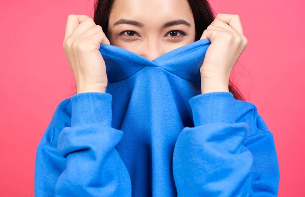 Ein Süßes Lächelndes Junges Asiatisches Mädchen Das Ihr Gesicht Ihrer — Stockfoto