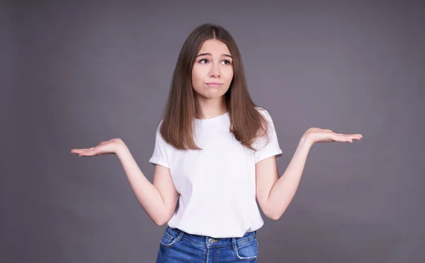 Zögerliche Unsichere Frau Zuckt Mit Den Schultern Ist Unzufrieden Mit — Stockfoto