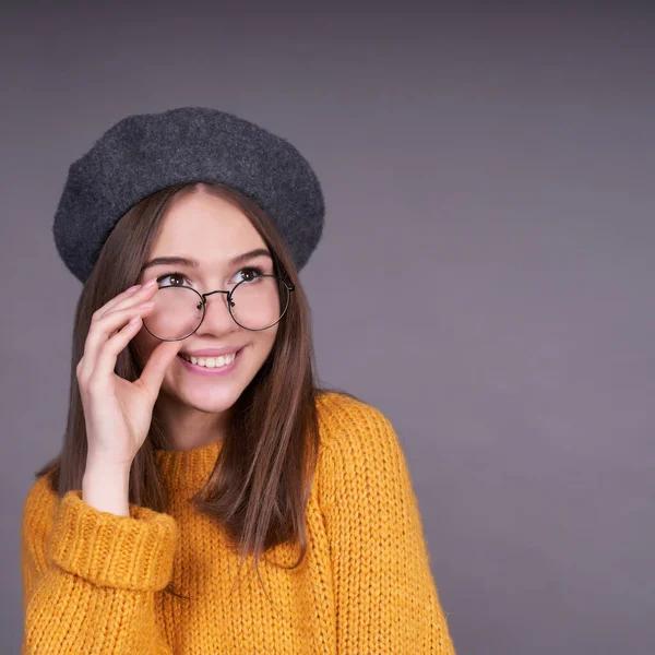 Coquettish Young Attractive Girl Fashionable Gray French Beret Yellow Sweater — Stock Photo, Image