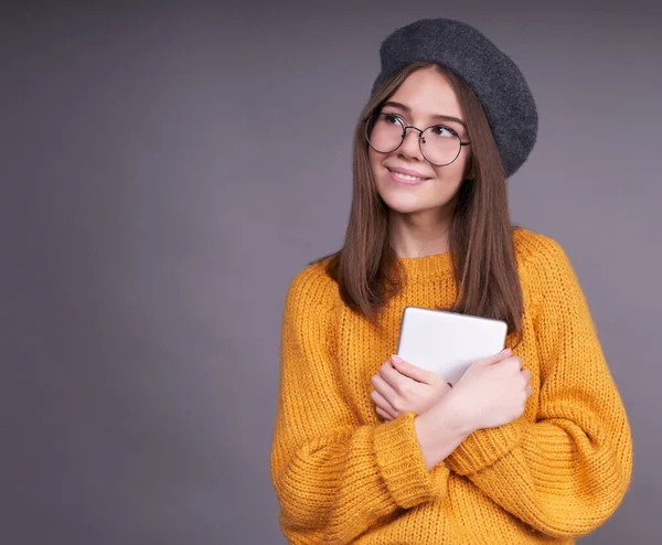 Attraktiv Leende Ung Flicka Student Gul Tröja Och Grå Basker — Stockfoto