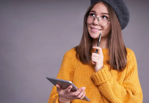 Attraktivt Leende Söt Ung Flicka Student Gul Tröja Och Grå — Stockfoto