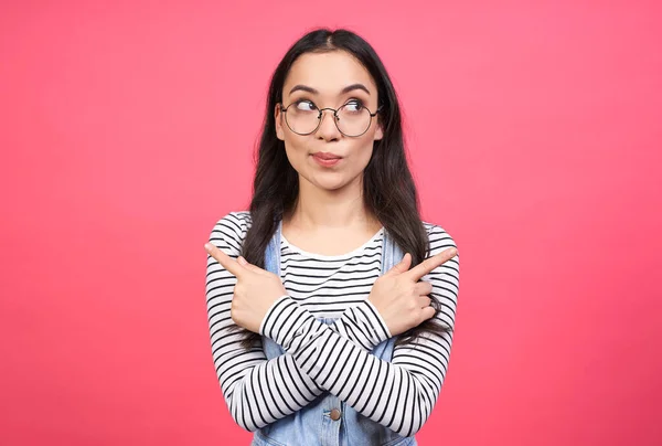 Zweifelnde Asiatische Frau Die Sich Zwischen Zwei Produkten Entscheidet Die — Stockfoto