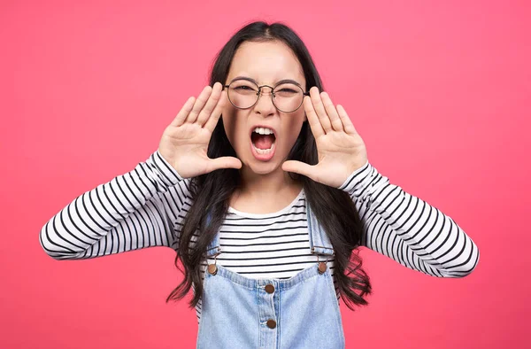 Schöne Asiatische Mädchen Hält Ihre Hände Vor Dem Mund Und — Stockfoto