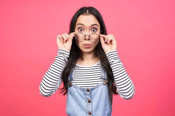 Neugierig Überrascht Blickt Die Junge Asiatin Gewissenhaft Durch Eine Runde — Stockfoto