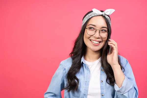 Retrato Frontal Una Joven Asiática Sonriente Vistiendo Una Camisa Mezclilla — Foto de Stock