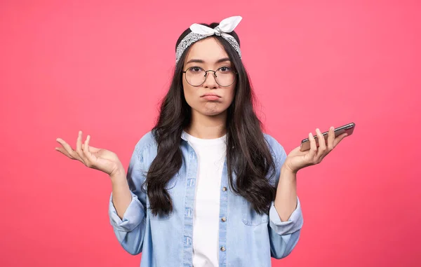 Ein Frustriertes Zweifelndes Junges Asiatisches Mädchen Jeanshemd Und Runder Brille — Stockfoto