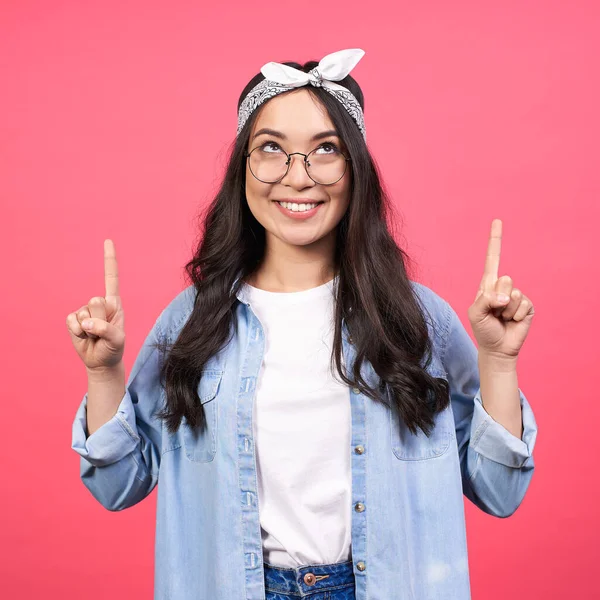 Funny Cute Asian Positive Woman Presenting New Product Store Pointing — Stock Photo, Image