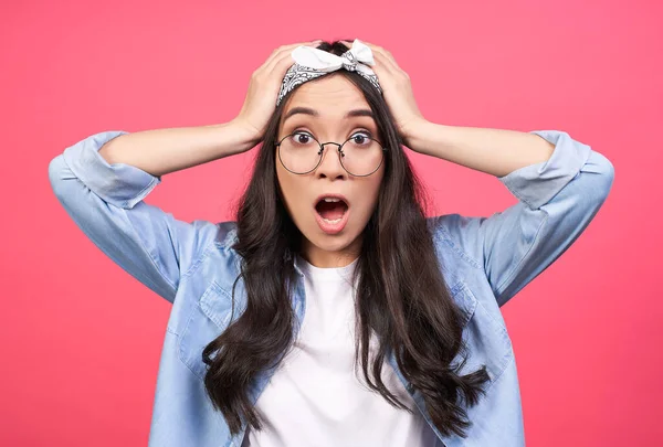 Ein Schockiertes Überraschtes Verängstigtes Asiatisches Mädchen Mit Langen Haaren Und — Stockfoto