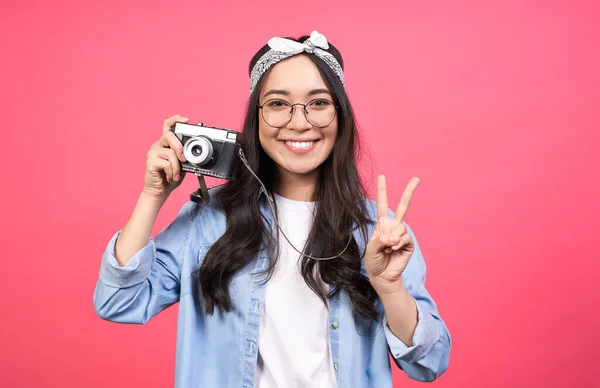 Glückliche Brünette Asiatische Frau Jeans Und Runder Brille Posiert Mit — Stockfoto