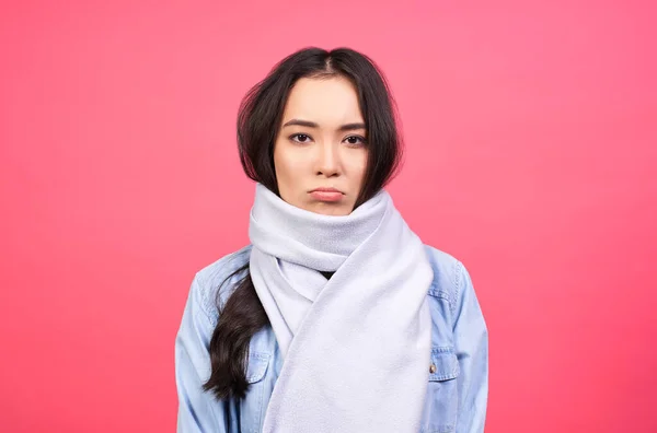 Portret Młodej Atrakcyjnej Azjatki Długimi Czarnymi Włosami Noszącej Niebieski Szalik — Zdjęcie stockowe