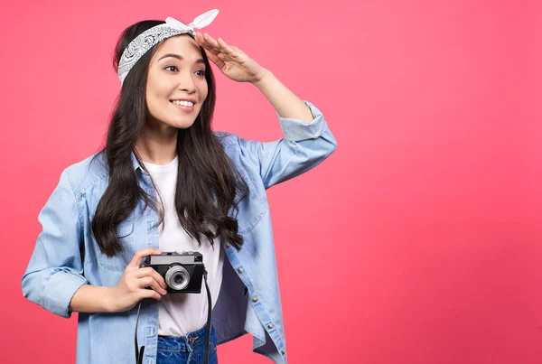 Inspirierte Fröhliche Junge Attraktive Mädchen Jeanshemd Hält Eine Retro Fotokamera — Stockfoto