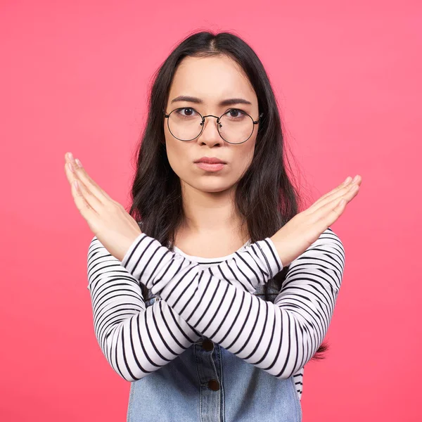 Ernstes Asiatisches Mädchen Macht Verbots Oder Verbotsgeste Verschränkt Die Arme — Stockfoto