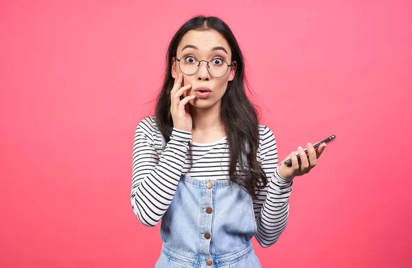 Überrascht Schockiert Beeindruckt Junge Asiatin Gestreiftem Pullover Und Jeanshose Hält — Stockfoto