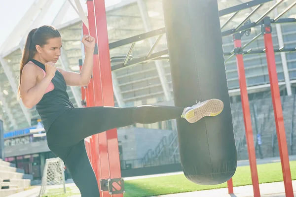 Menina Fitness Esbelta Jovem Com Belo Corpo Esporos Perneiras Pretas — Fotografia de Stock