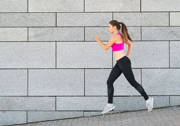 Uzun Boylu Sportif Pembe Bluzlu Siyah Taytlı Genç Bir Atletik — Stok fotoğraf