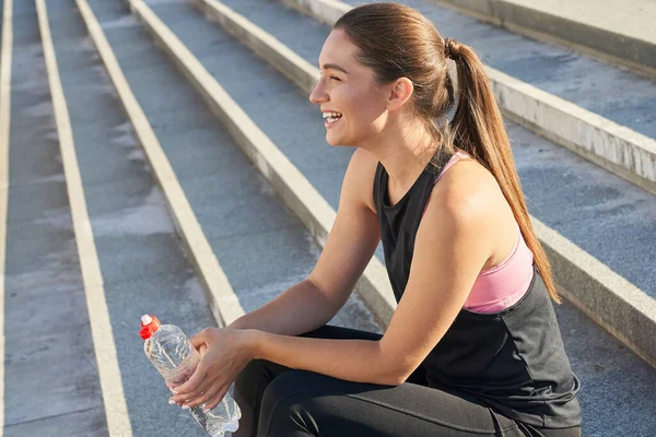 Neşeli Komik Gülümseyen Beyaz Bir Bayan Siyah Bir Spor Gömlek — Stok fotoğraf