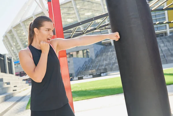 Kendine Güvenen Genç Sporcu Kadın Modern Spor Giyim Tarzında Açık — Stok fotoğraf