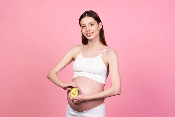 Photo Slender Pregnant Woman Holding Avocado Her Arms Posing Naked — Stock Photo, Image