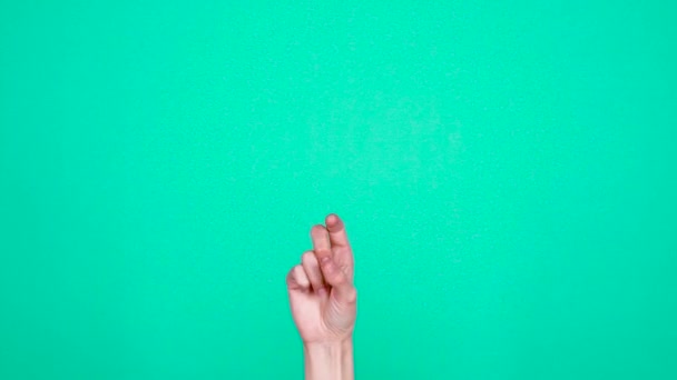 Menina Branca Branca Jovem Levantou Mão Mostra Contagem Regressiva Para — Vídeo de Stock
