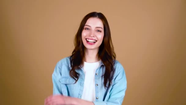 Γέλιο Χαρούμενη Χαρούμενη Νεαρή Ελκυστική Όμορφη Κοπέλα Μακριά Σκούρα Μαλλιά — Αρχείο Βίντεο