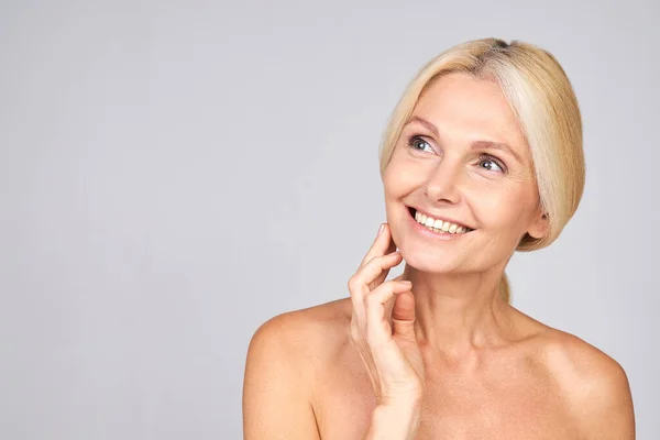 Sonriente Natural Bastante Linda Señora Madura Caucásica Con Pelo Rubio —  Fotos de Stock